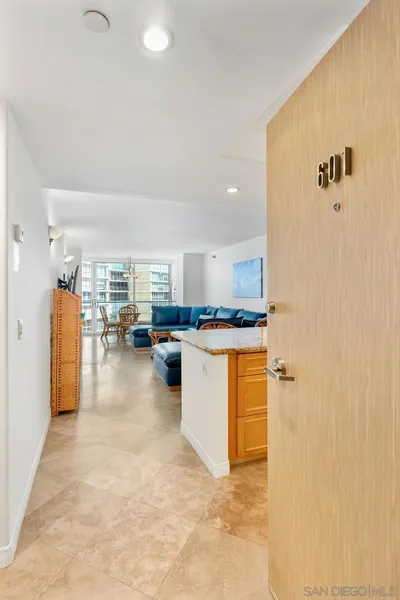 1810 Avenida del Mundo 601 photo 2