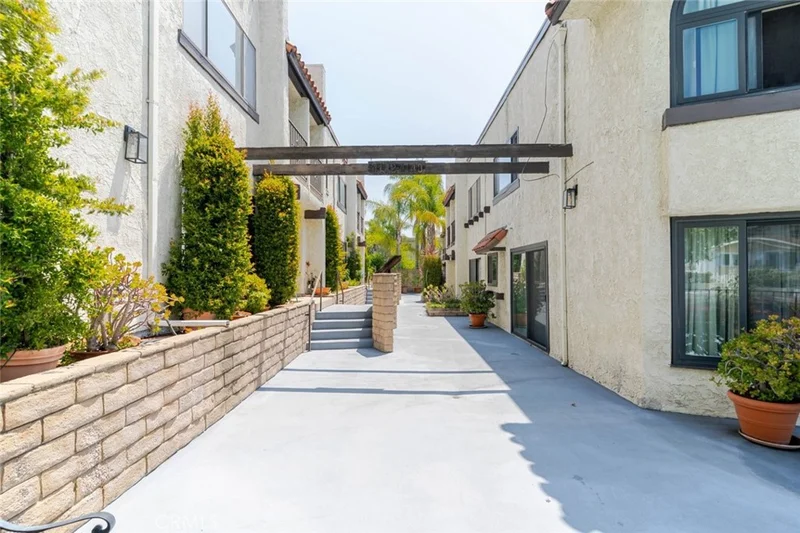 4136 Ocean View Boulevard photo 2
