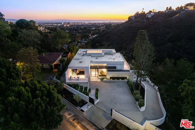 Photo 2 of 1035 Stradella Road