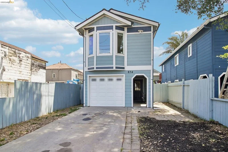 874 Pine St, Oakland, CA 94607