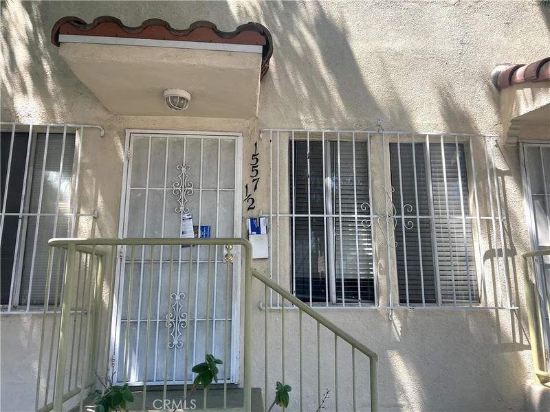 1557 W 36th Place 1/2 photo 2