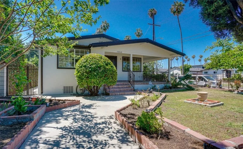Photo 2 of 14260 Kittridge Street