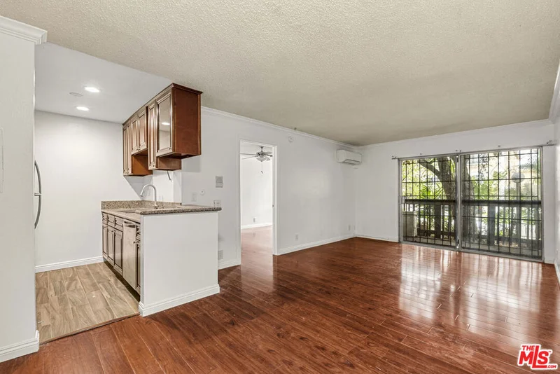 525 S Ardmore Avenue 107 photo 2
