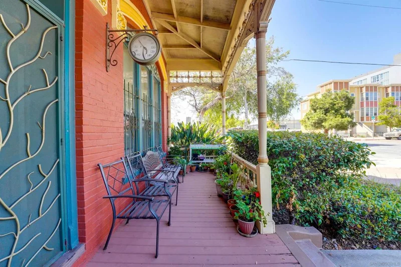 906 A Ave photo 2