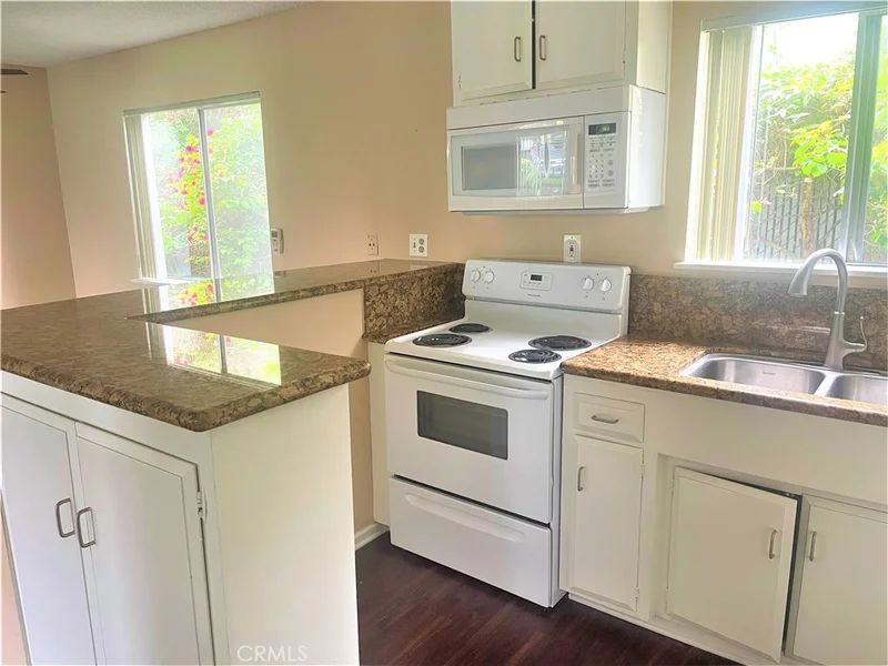 931 W 19th Street 10 photo 2