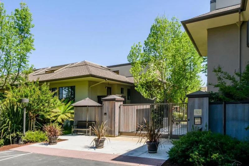 2140 Santa Cruz Avenue 203
