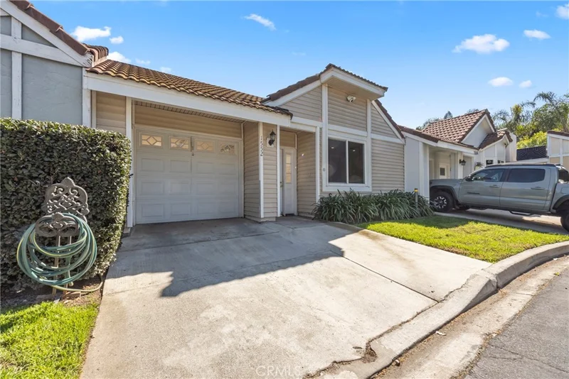 1552 Club Drive photo 2