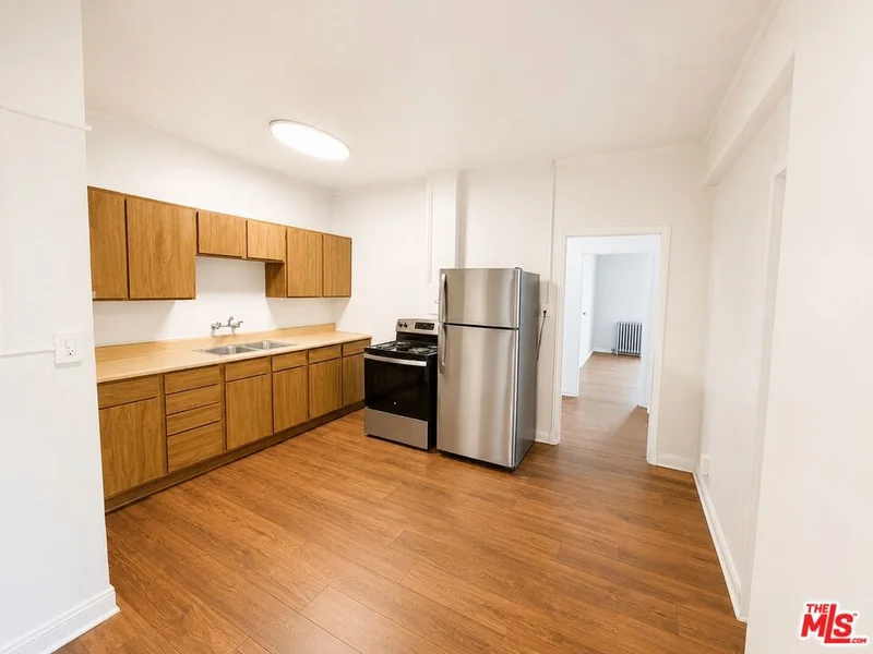 634 S Gramercy Place 200 photo 2