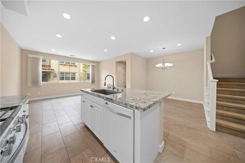 Photo 2 of 875 E Mountain Way C