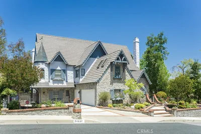 24537 Peachland Avenue photo 2