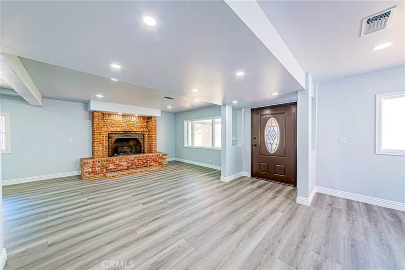 5334 S Victoria photo 2