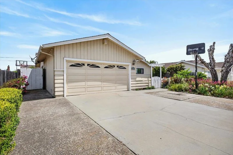251 La Mesa Drive photo 2