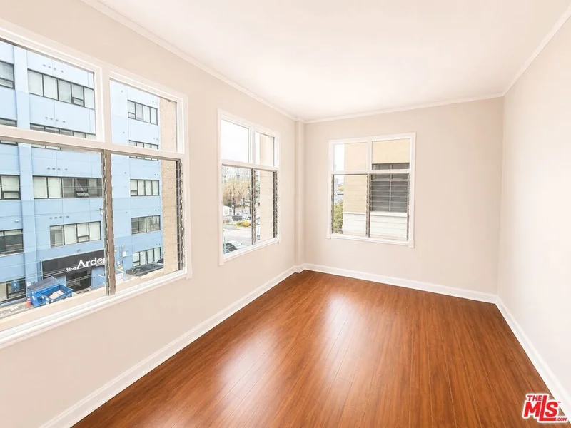 634 S Gramercy Place 304 photo 2