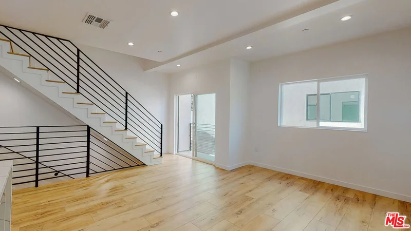 16012 Cantlay Street A photo 2