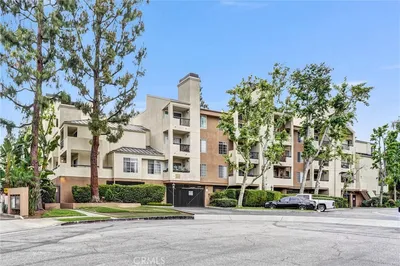 5500 Owensmouth Ave 122 photo 2
