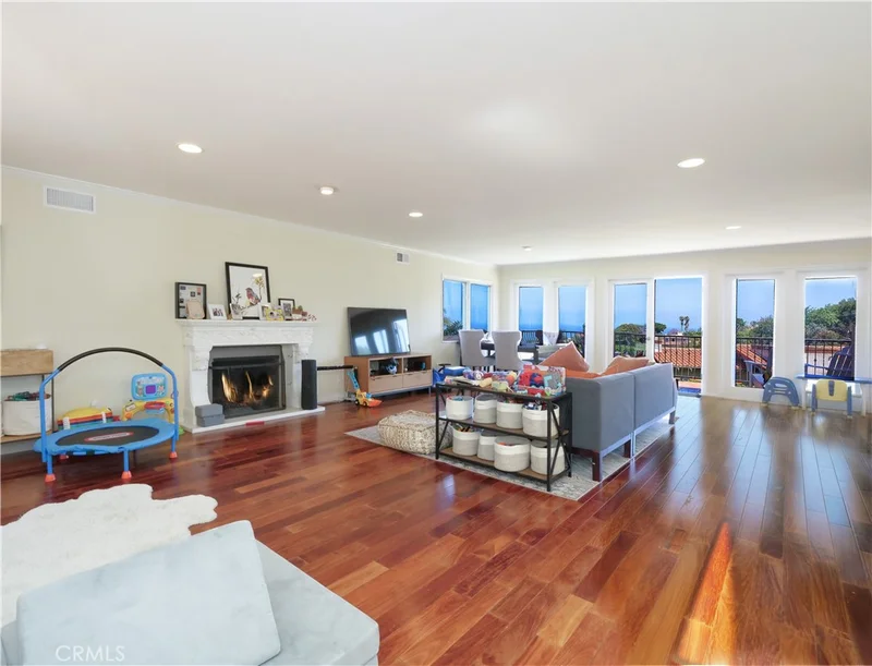 345 Palos Verdes Drive W photo 2