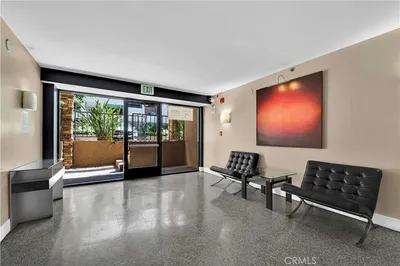 5535 Canoga 332 photo 2