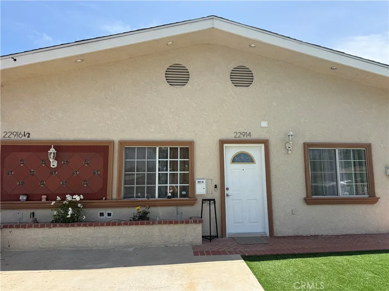 22914 Cantlay Street photo 2