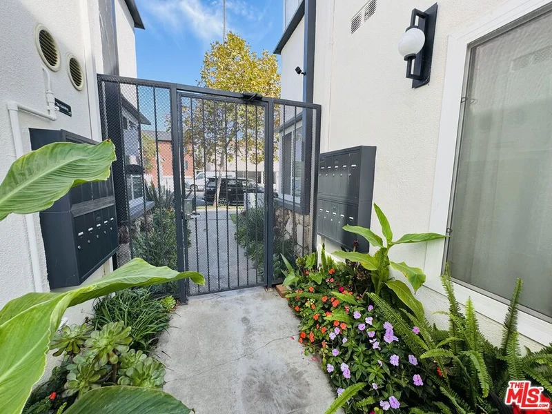 Photo 2 of 912 6th Street 8