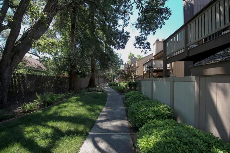 546 Woodside Oaks 6 photo 2