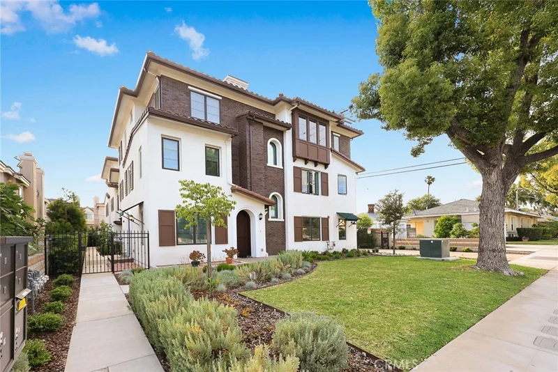 Photo 2 of 905 Sunset Blvd A