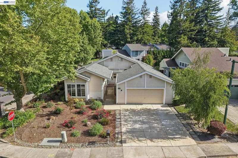 Photo 2 of 498 Freitas Rd
