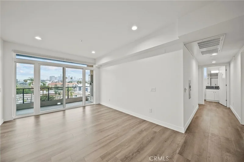 Photo 2 of 900 S Kenmore Avenue 504