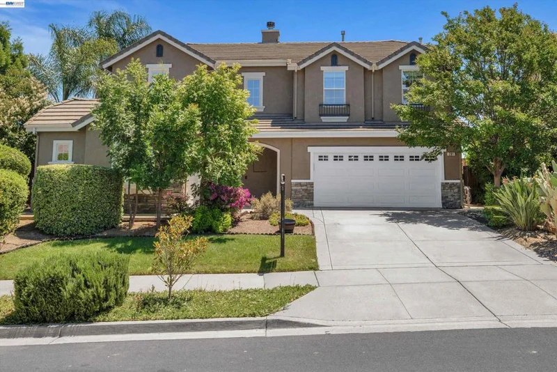 281 W Country Club Dr, Brentwood, CA 94513