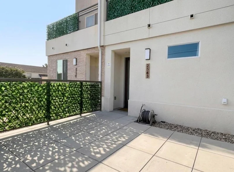 Photo 2 of 2543 Marine Avenue