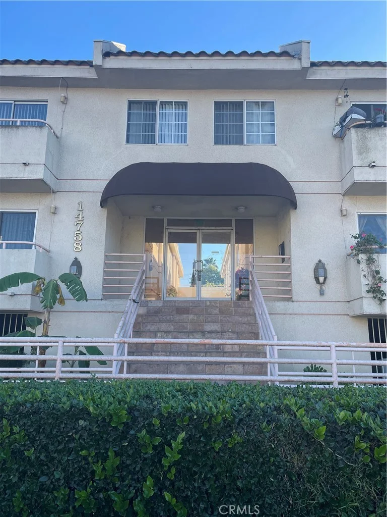 14758 Magnolia Boulevard 102