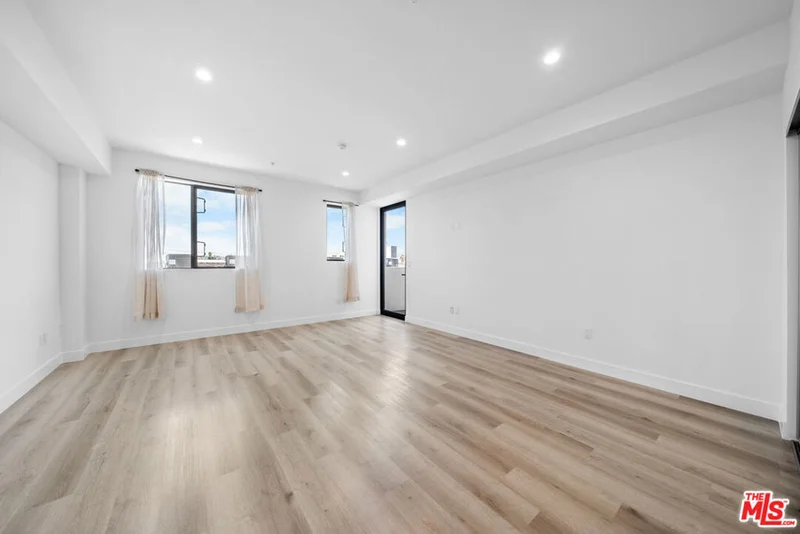 5612 Lexington Avenue 303 photo 2