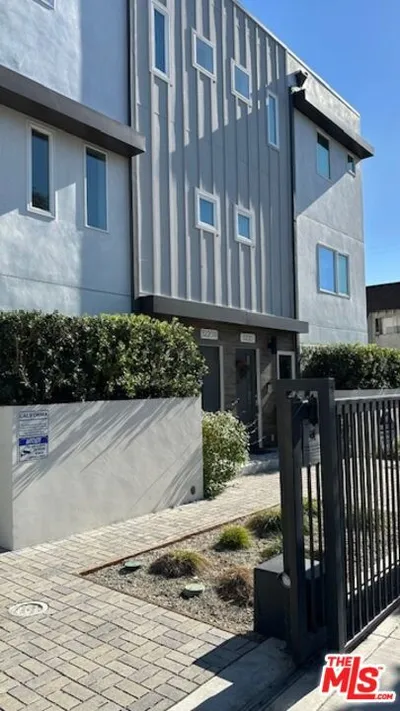 5222 Satsuma Avenue photo 2