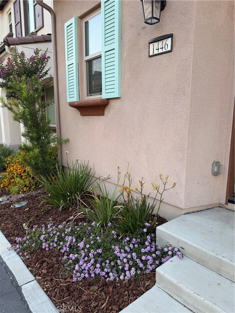 1446 E Laurelwood photo 2