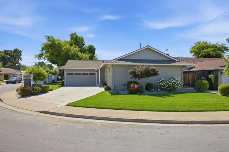 181 Warwick Drive photo 2