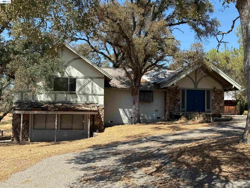 Photo 2 of 5055 Meadow View Ln