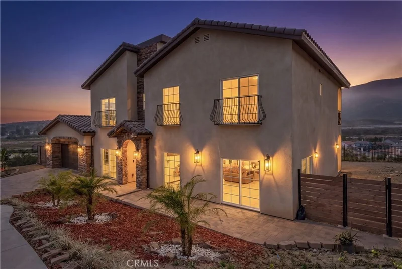 5591 N Pinnacle photo 2