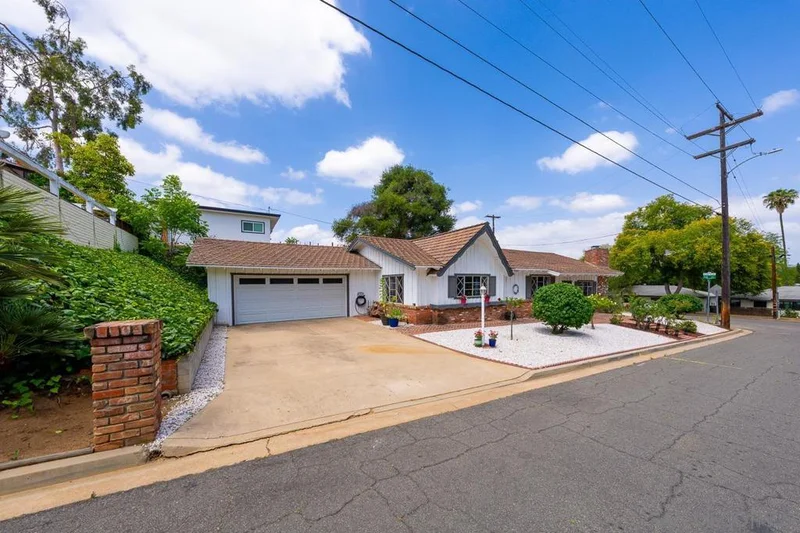 705 Beacon Pl photo 2