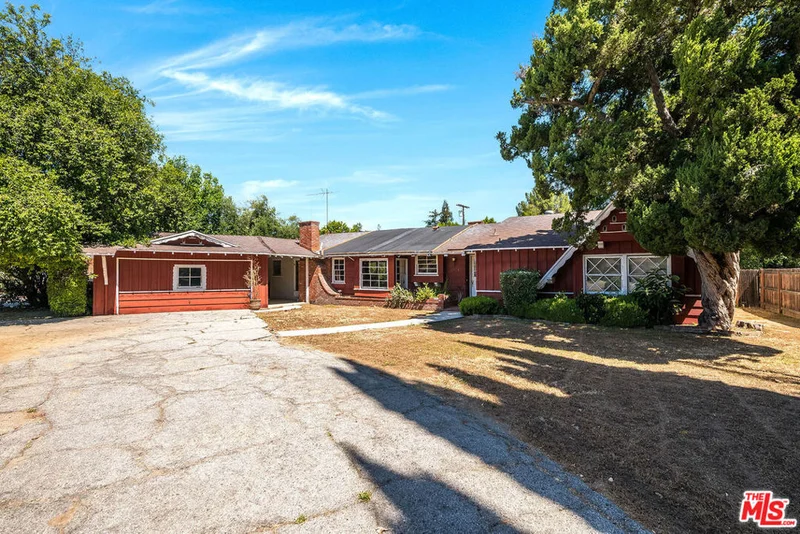 22501 Victory Boulevard, West Hills, CA 91307