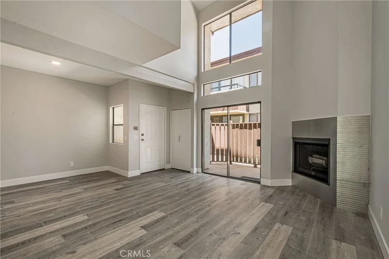 6323 Reseda Boulevard 2