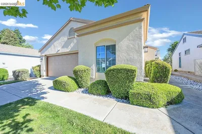 1585 Summerland Way