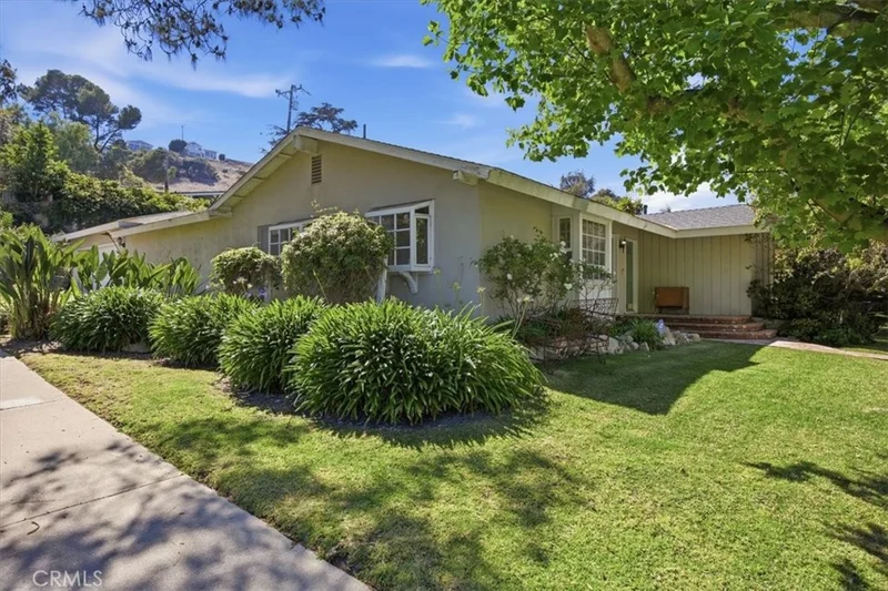 Photo 2 of 26871 Basswood Avenue