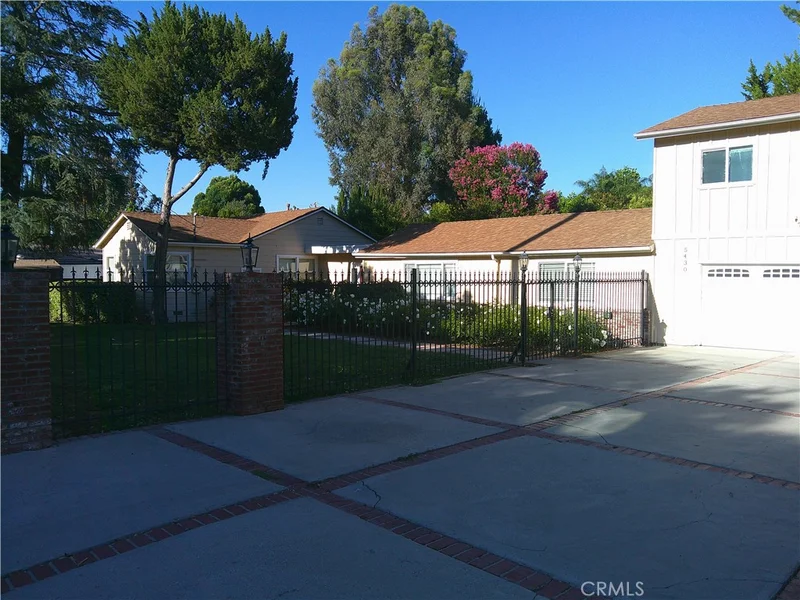 5430 Woodlake Avenue, Woodland Hills, CA 91367