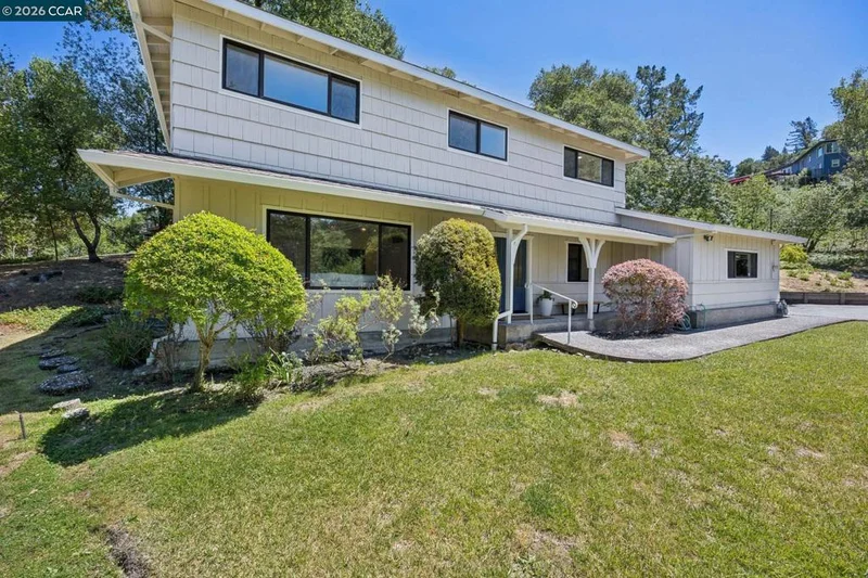 135 Canon Dr, Orinda, CA 94563