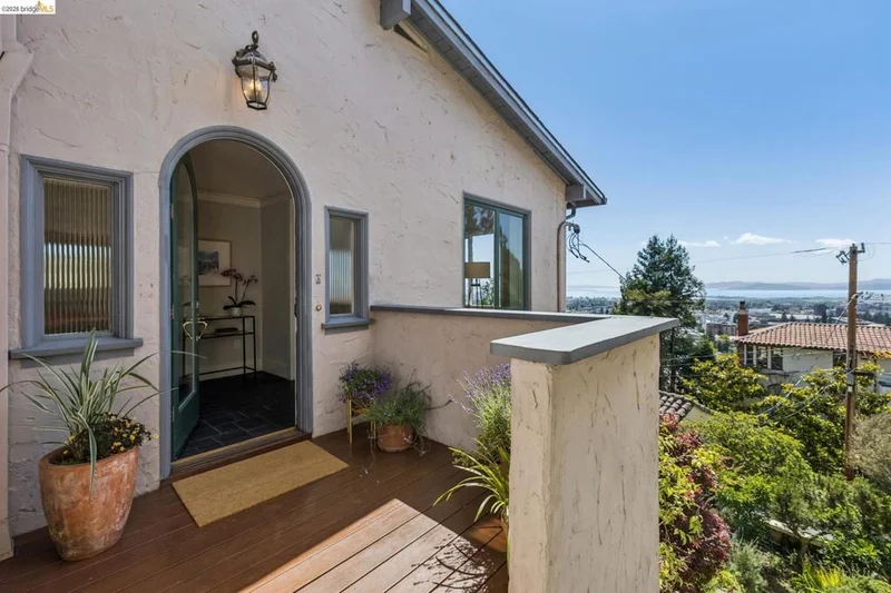 8 Mosswood Rd