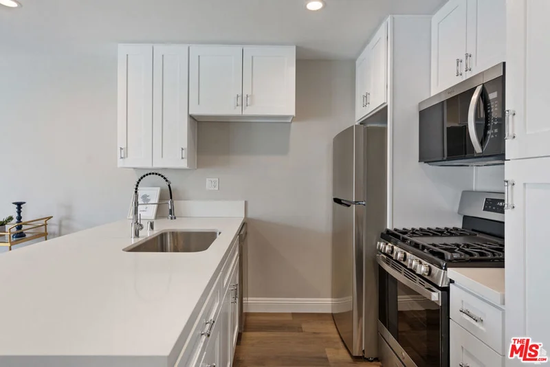 257 S Manhattan Place #12