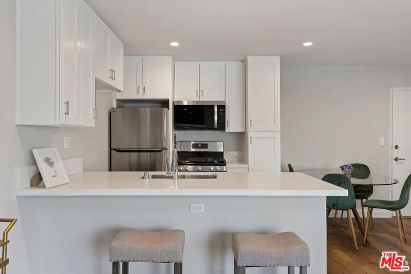 257 S Manhattan Place #12 photo 2