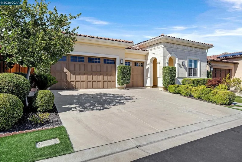 1939 Burgundy Ln photo 2