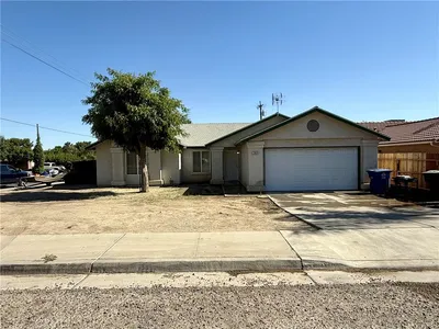 1048 E Yosemite