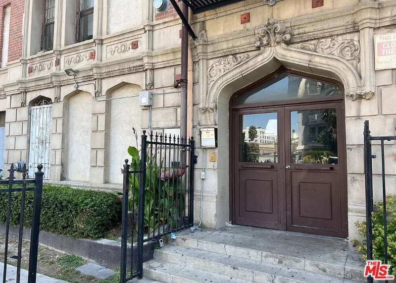 526 S Oxford Avenue 100