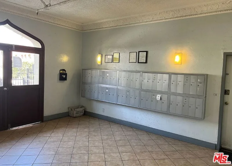 526 S Oxford Avenue 100 photo 2